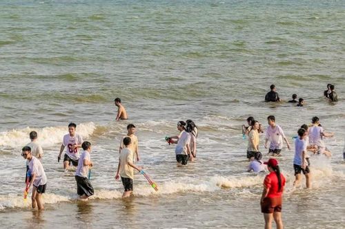 Rốt ráo 'thay áo' cho bãi biển Sầm Sơn trước cao điểm 30/4