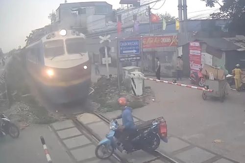 Khoảnh khắc xe máy vụt qua đường ray