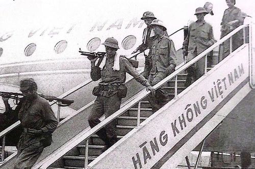 Khởi đầu vận tải hàng không phục vụ giải phóng miền Nam