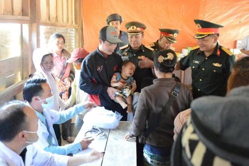 Bộ đội Đà Nẵng chia sẻ yêu thương với nhân dân tỉnh Sekong (Lào)