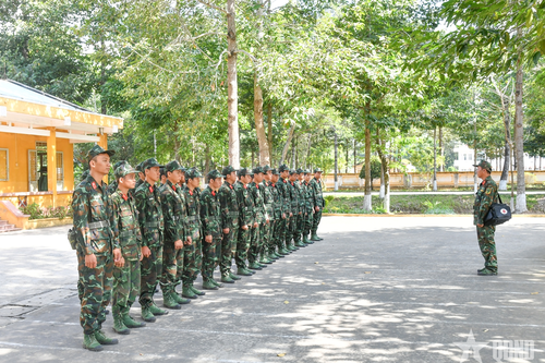 Chủ động phòng, chống say nắng, say nóng cho chiến sĩ mới