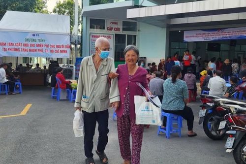 Đông đảo người dân đến các điểm chăm sóc sức khỏe miễn phí