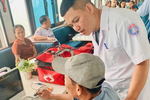 Cứu kịp thời du khách gặp sự cố trên vịnh Hạ Long