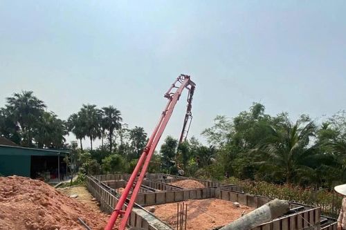 Xe bơm bê tông gặp sự cố, thợ xây tử vong