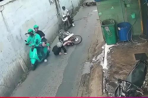 Bị đánh gục khi can ngăn cãi vã sau va chạm giao thông