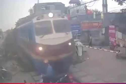 'Thót tim' cảnh xe máy băng qua đường sắt, tài xế thoát chết trong gang tấc
