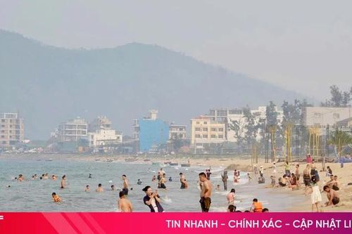 Du khách thích thú với biển Thiên Cầm ngày cuối tuần