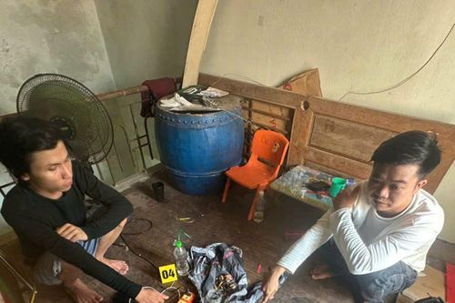 Đang chìm trong cơn 'thác loạn', 2 thanh niên bị Công an ập vào bắt quả tang