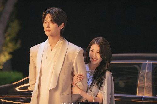 Byeon Woo Seok lộ khoảnh khắc tình tứ với IU