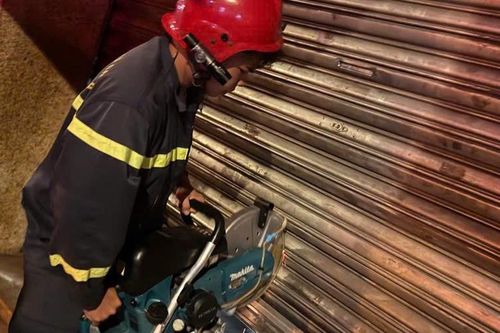 TPHCM: Dập đám cháy kịp thời, hướng dẫn 2 nạn nhân thoát nạn an toàn