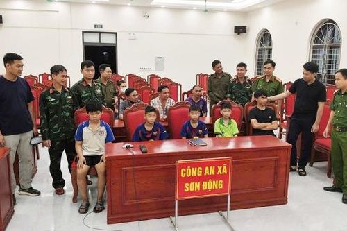 Quân và dân xã Sơn Động tìm kiếm, đưa 5 thiếu niên đi lạc trong rừng trở về an toàn