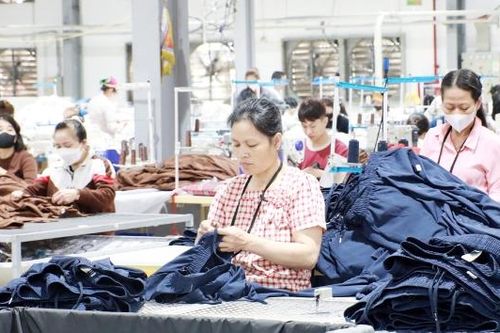 Giảm phụ thuộc tăng ca: Hướng đi bền vững của doanh nghiệp may mặc