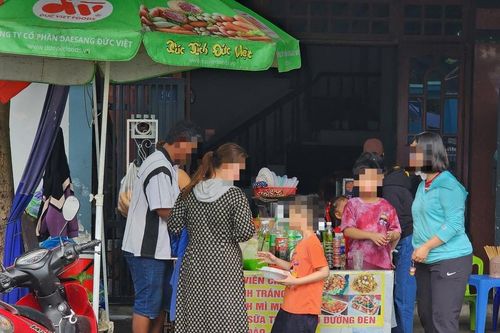 Những chiếc 'bẫy ngọt ' trước cổng trường