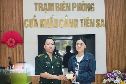 Cán bộ biên phòng trao trả tài sản cho người đánh rơi