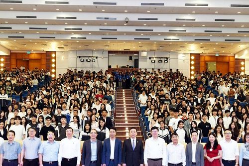 Hàng nghìn học sinh THPT hào hứng trải nghiệm 'Một ngày là sinh viên Kinh tế Quốc dân'