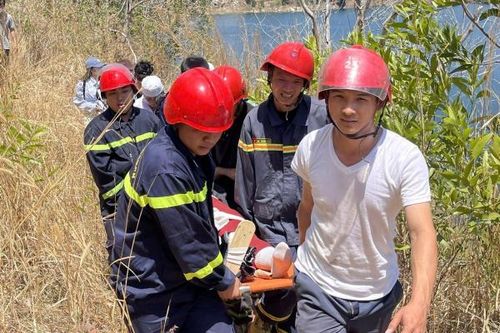 Kịp thời cứu hộ nữ du khách nước ngoài gặp nạn trên núi Dinh