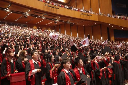 Gần 1.300 tân cử nhân ngoại thương gia nhập thị trường lao động