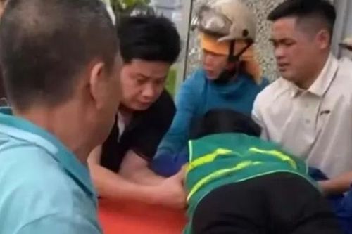 Nữ công nhân môi trường quên mình cứu hai học sinh giữa cơn lốc dữ