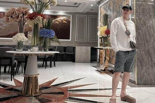 Hào quang rực rỡ, tài sản bạc tỷ, nam ca sĩ đình đám một thời vẫn lẻ bóng vì một 'vết sẹo' tình chưa lành