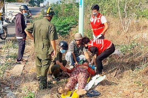 Công an kịp thời cấp cứu và bán giúp 500 tờ vé số cho người phụ nữ ngất xỉu bên đường