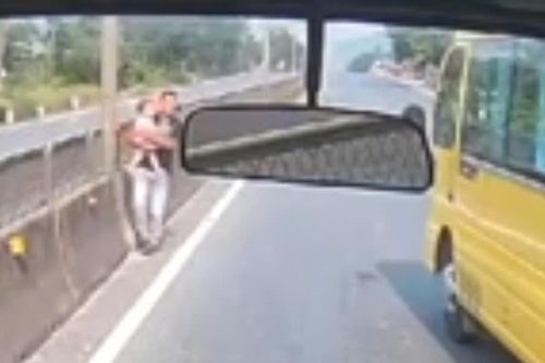Khoảnh khắc tài xế dừng xe, lao ra bế cháu bé đứng giữa quốc lộ gây xúc động