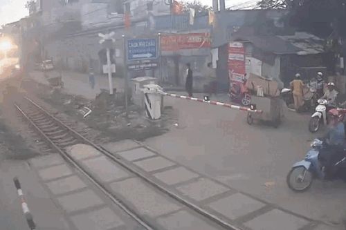 Hà Nội: Băng qua đường ray khi tàu đang tới, người đàn ông thoát chết trong gang tấc