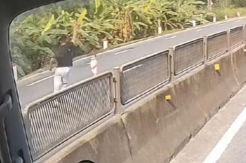 Video khoảnh khắc tài xế băng qua làn ngược chiều cứu cháu bé khỏi tình huống nguy hiểm