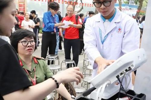 Ngày Sức khỏe toàn dân 7/4: Người dân hào hứng khám, trải nghiệm tại các gian hàng y tế