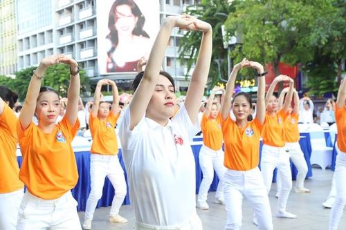 Ngày Sức khỏe toàn dân 7/4: Cận cảnh 2.000 người đồng diễn dưỡng sinh ở TPHCM