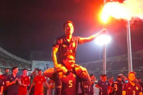 Tiền vệ Thái Lan Chanathip gặp rắc rối sau vụ đốt pháo sáng