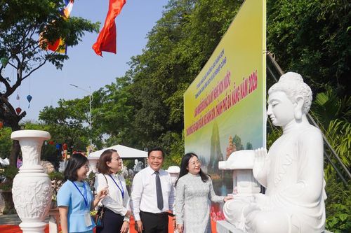 Xem tài hoa người thợ đá, đầu bếp món chay tại Lễ hội Quán Thế Âm