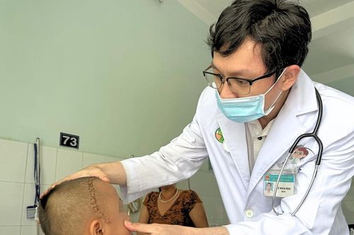 Đạn ná bắn chim xuyên lút hố sọ bé trai 4 tuổi