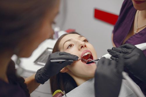 Vì sao hai người cùng đau răng nhưng chữa khác nhau?