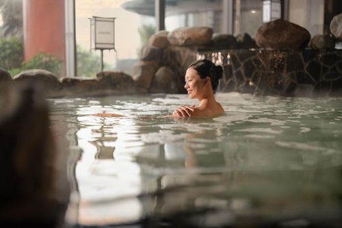 Tại sao người Nhật tắm suối khoáng nóng mỗi ngày?