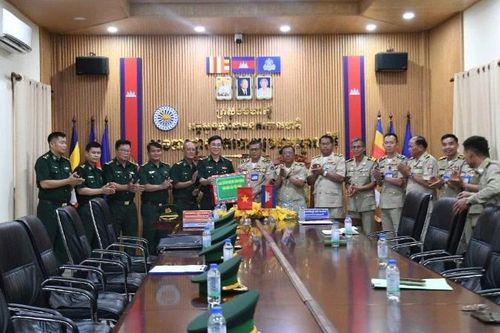 Ban Chỉ huy Bộ đội Biên phòng tỉnh Đắk Lắk thăm, chúc Tết lực lượng Công an tỉnh Mondulkiri của Campuchia