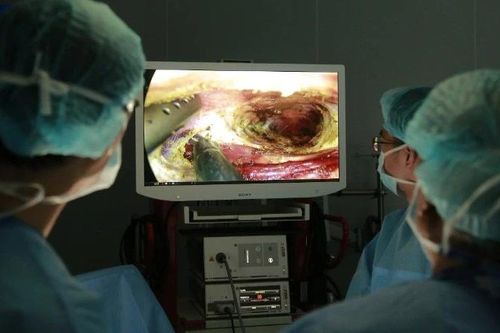 'Đường mổ vô hình' giải quyết bài toán hậu phẫu cho người bệnh ung thư tuyến giáp