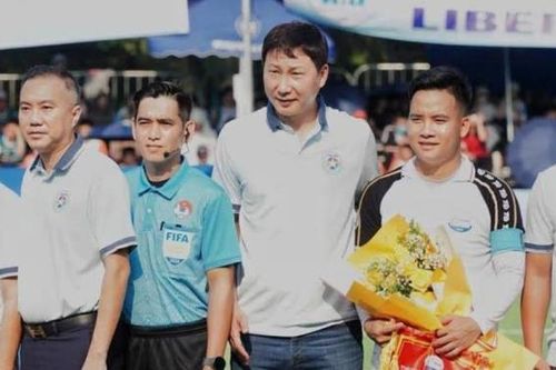 HLV Kim Sang-sik dự khán chung kết bóng đá sinh viên