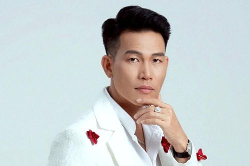 'Ông hoàng nhạc gia đình' Quách Beem nghẹn ngào tiết lộ tuổi thơ đặc biệt bên cha mẹ