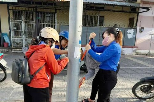 Chung tay làm sạch phố phường