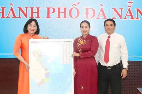 Chương trình 'Trao tặng bản đồ đất nước - Tự hào dấu ấn non sông' đến với TP Đà Nẵng