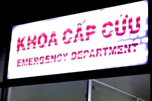 Đùa giỡn với bạn, bé 4 tuổi bị bi sắt găm vào đầu