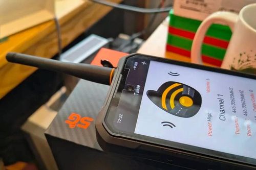 Điện thoại pin 20.000 mAh, bộ đàm, giá chưa 10 triệu