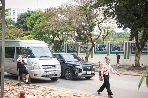 Vỉa hè Hà Nội xuống cấp nghiêm trọng, người đi bộ 'chật vật' di chuyển