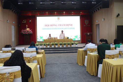 Bổ sung tiêu chuẩn 'có bản lĩnh chính trị vững vàng' vào tiêu chuẩn luật sư