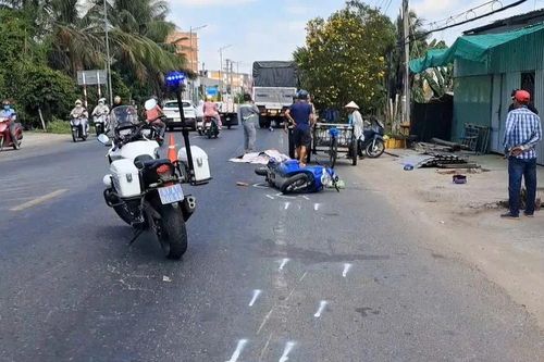 Xe tải đâm vào xe máy và xe ba gác, 2 người thương vong