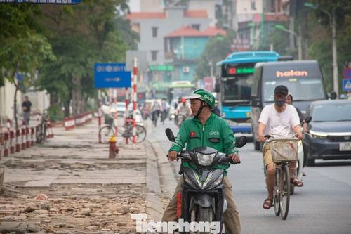 Hà Nội: Vỉa hè nát như tương, đánh đố người đi bộ