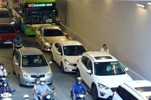 Kiểm tra vết nứt tại hầm Lê Văn Lương