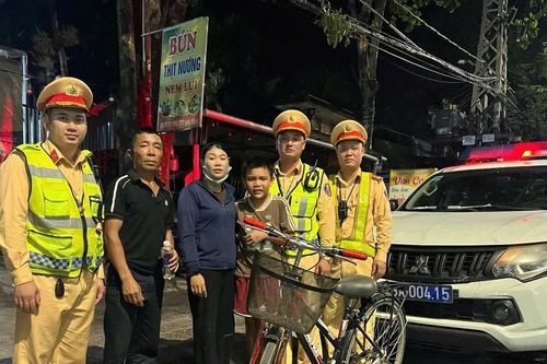 Quảng Trị: CSGT hỗ trợ bé trai đi xe đạp lạc hơn 150km