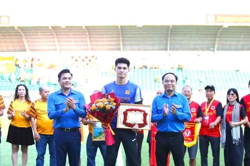 Thủ môn Trần Trung Kiên nhận giải thưởng Ngô Mây