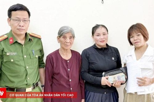 Nhặt túi tiền 56 triệu đồng, mẹ chồng và con dâu tìm người trả lại